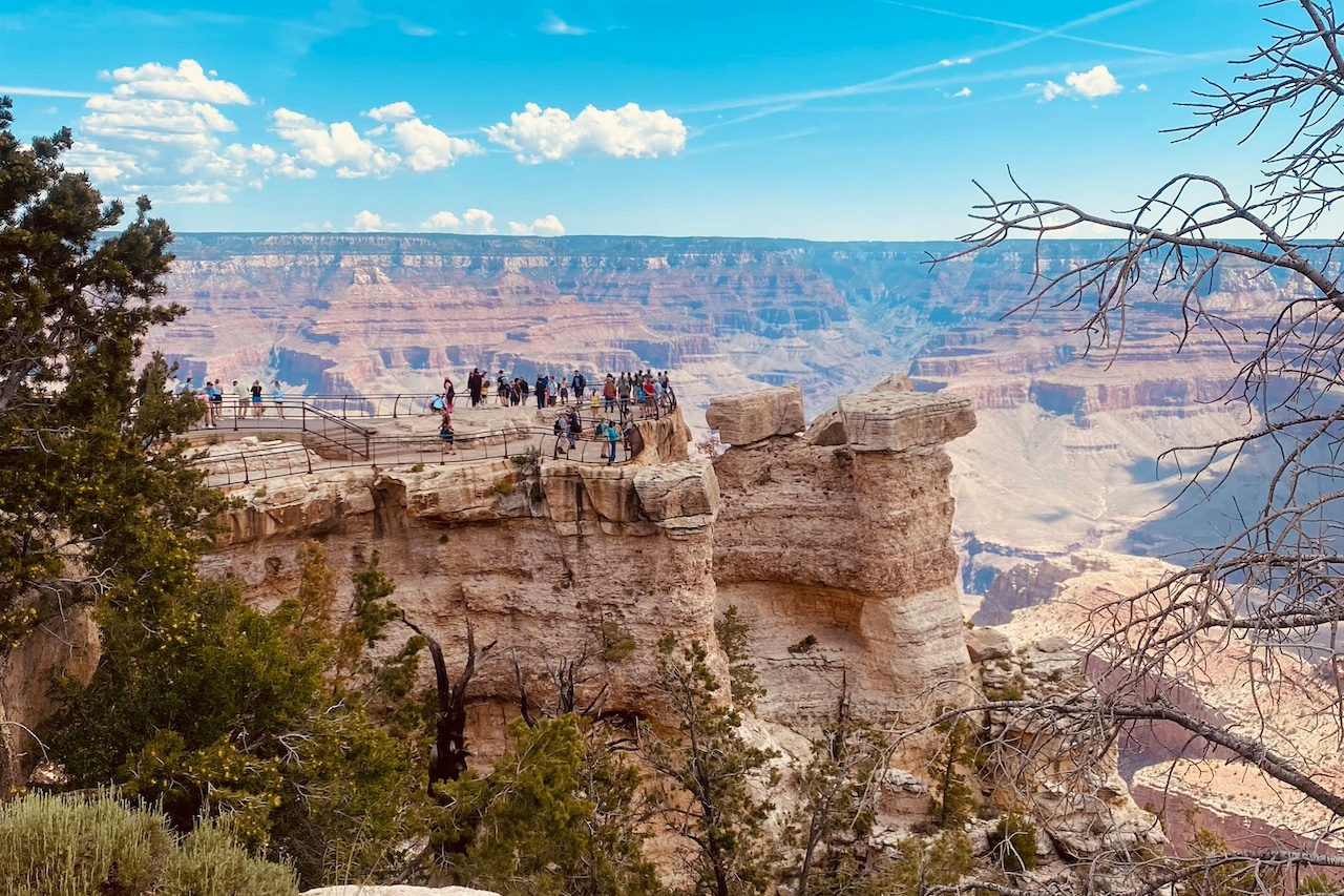 Grand Canyon tourists